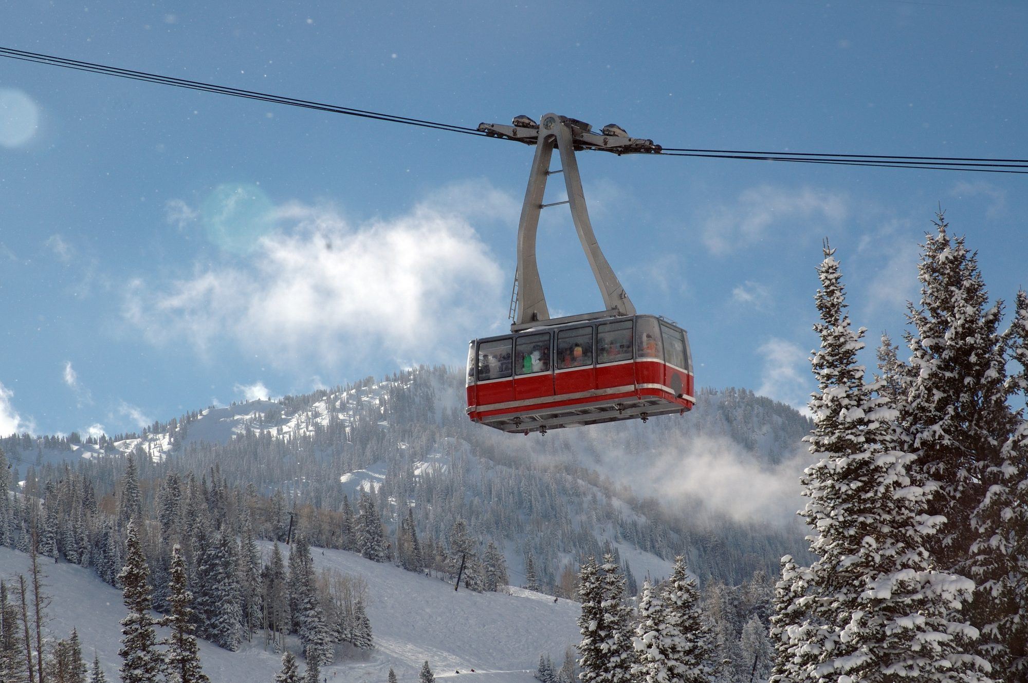 1Red-Ski-tram-over-ski-resort-at-Snowbird-Utah