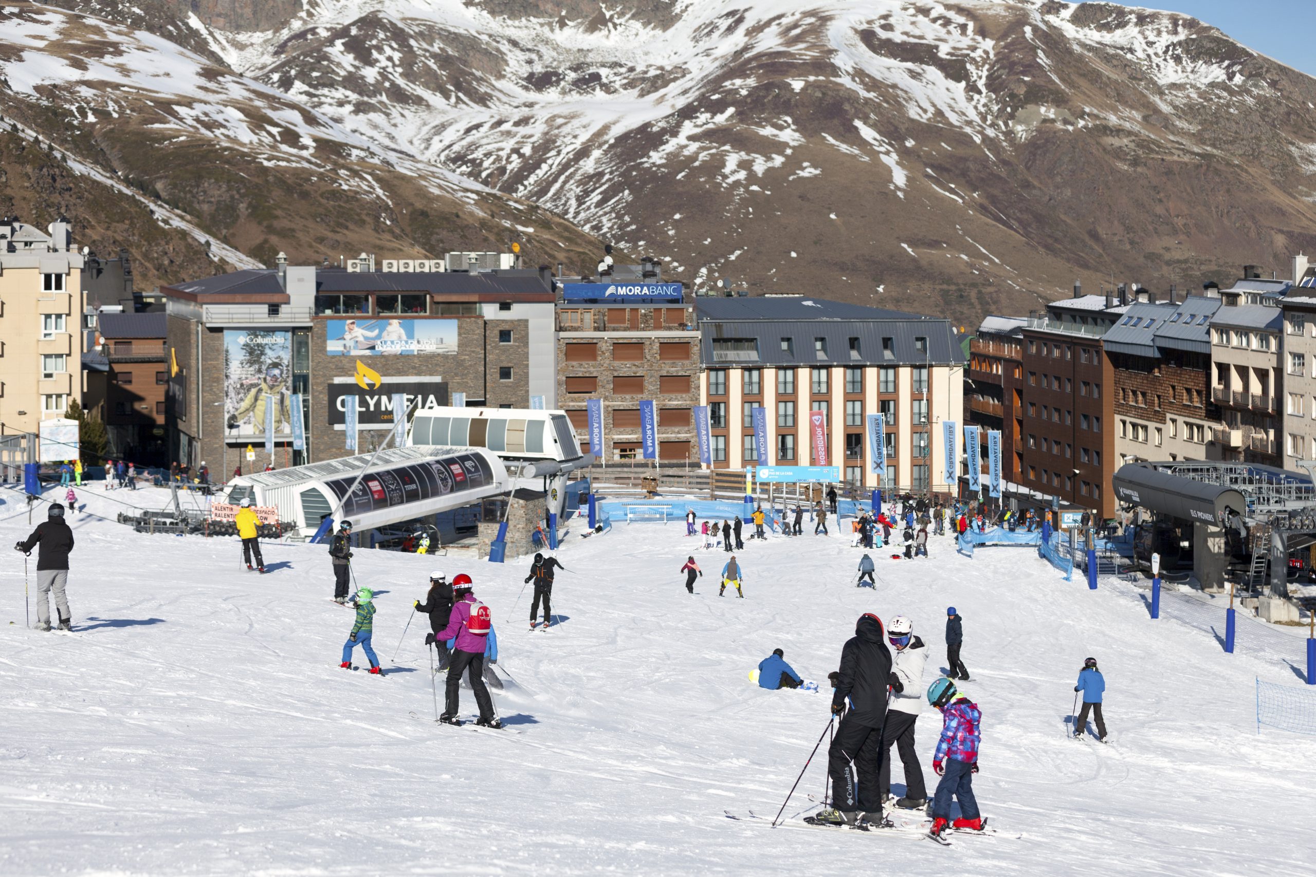 Pas de la Casa skiers. © Coatchristophe | Dreamstime.com