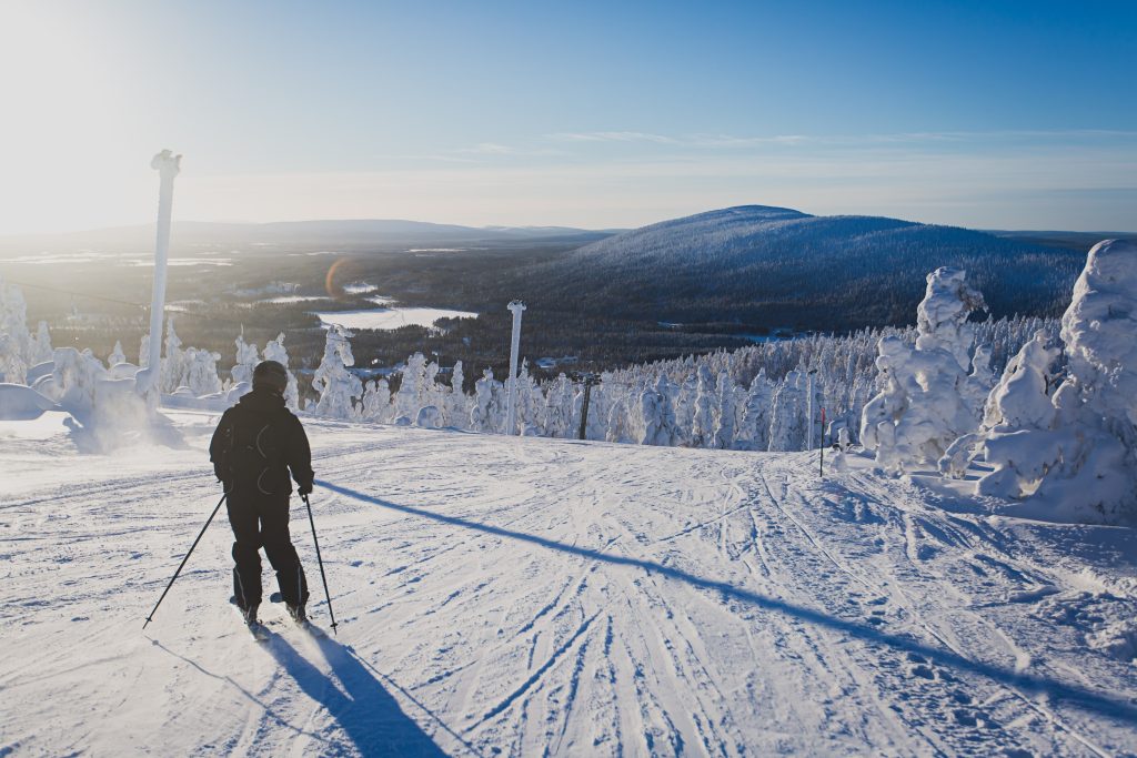 Beautiful-cold-mountain-view-of-ski-resort-sunny-winter-day-with-slope-piste-and-ski-lift_ASPEN_tsugilev_adobe-min