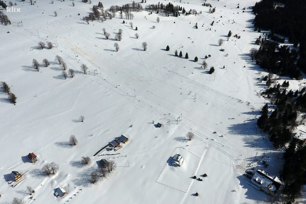 Bird eye view of the Ranca Ski Resort. ©Unsplash @klix.