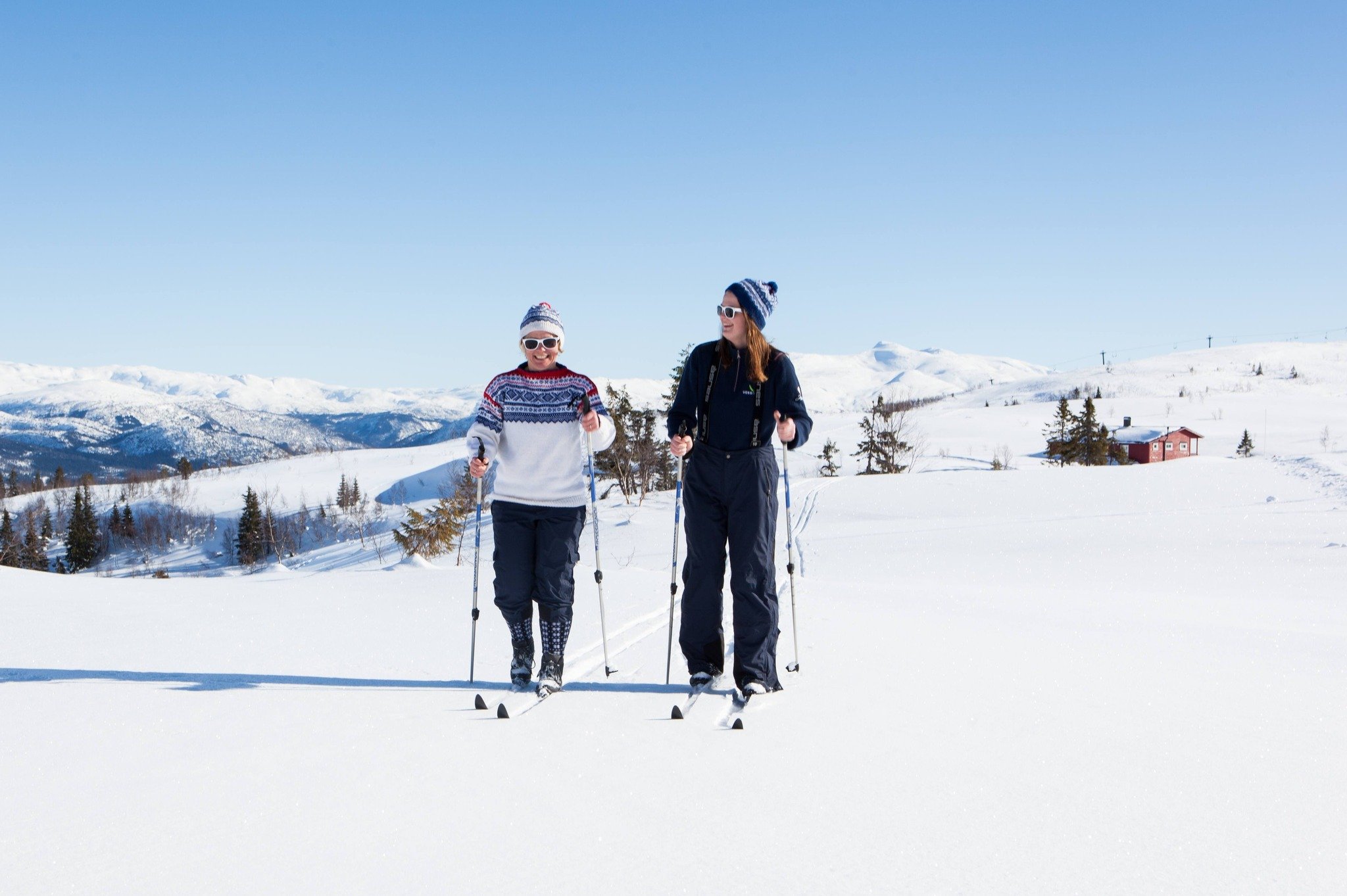 Two woman skiing in Voss Ski Resort, Norway. ©Pexels.