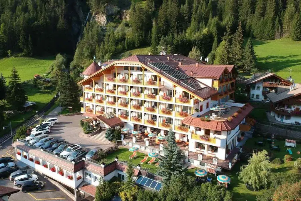 Hotel Cesa Tyrol Canazei Ski Resort Skiersplanet