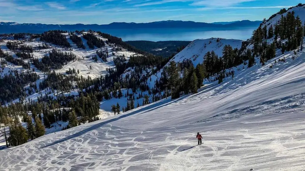 Squaw Valley 2 Lake-Tahoe-Skiing_shutterstock-m Squaw Valley Skiersplanet
