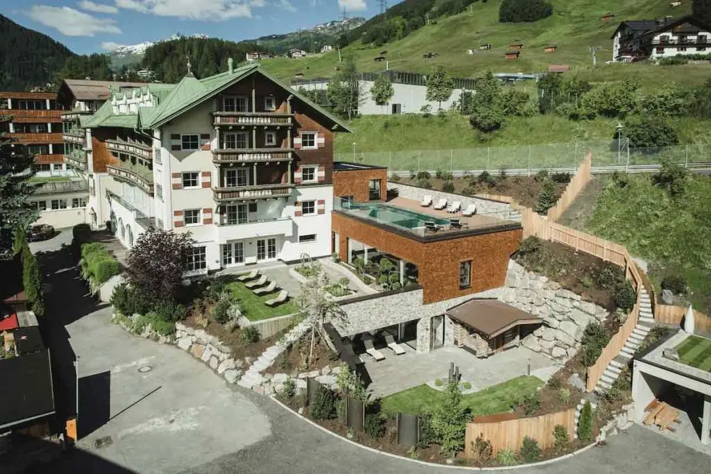 Schwarzer Adler Hotel St. Anton Ski Resort Skiersplanet